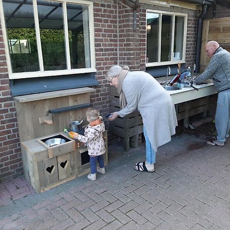 Camping De Tulpenweide Lege Kampeerplaats, Lege Plaats Op Het Gras Zonder Bed Breezand Luaran gambar