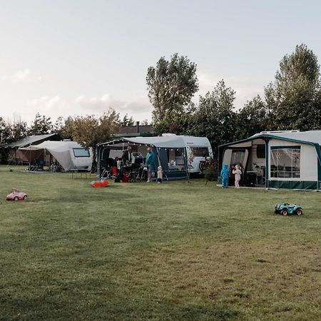 Camping De Tulpenweide Lege Kampeerplaats, Lege Plaats Op Het Gras Zonder Bed Breezand Luaran gambar