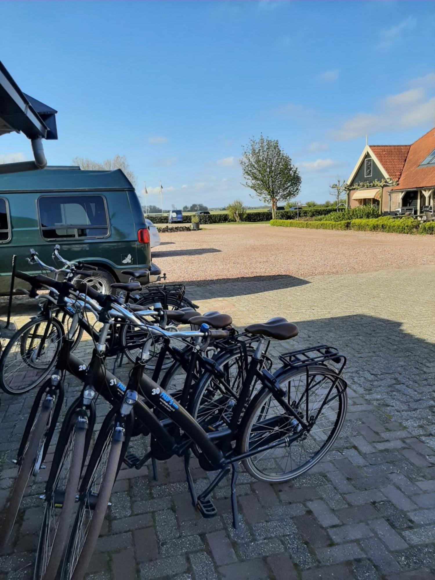 Camping De Tulpenweide Lege Kampeerplaats, Lege Plaats Op Het Gras Zonder Bed Breezand Luaran gambar