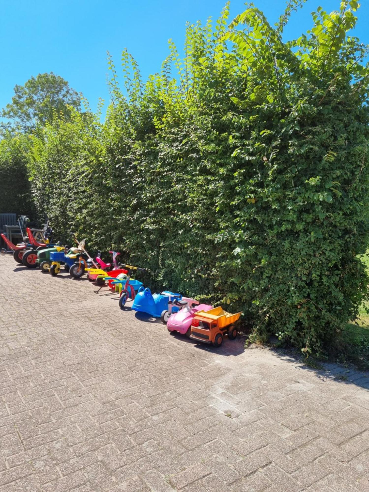 Camping De Tulpenweide Lege Kampeerplaats, Lege Plaats Op Het Gras Zonder Bed Breezand Luaran gambar