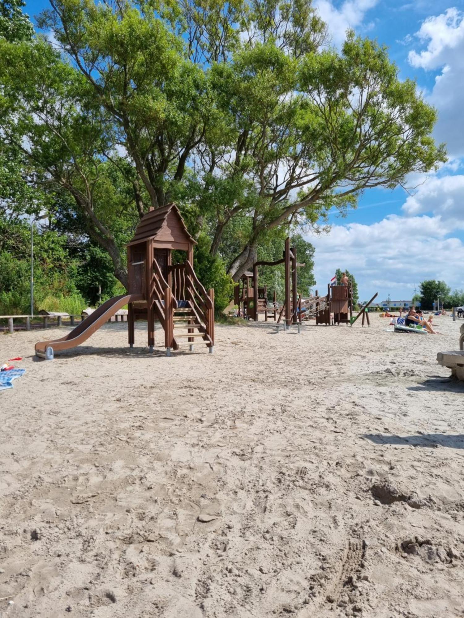 Camping De Tulpenweide Lege Kampeerplaats, Lege Plaats Op Het Gras Zonder Bed Breezand Luaran gambar