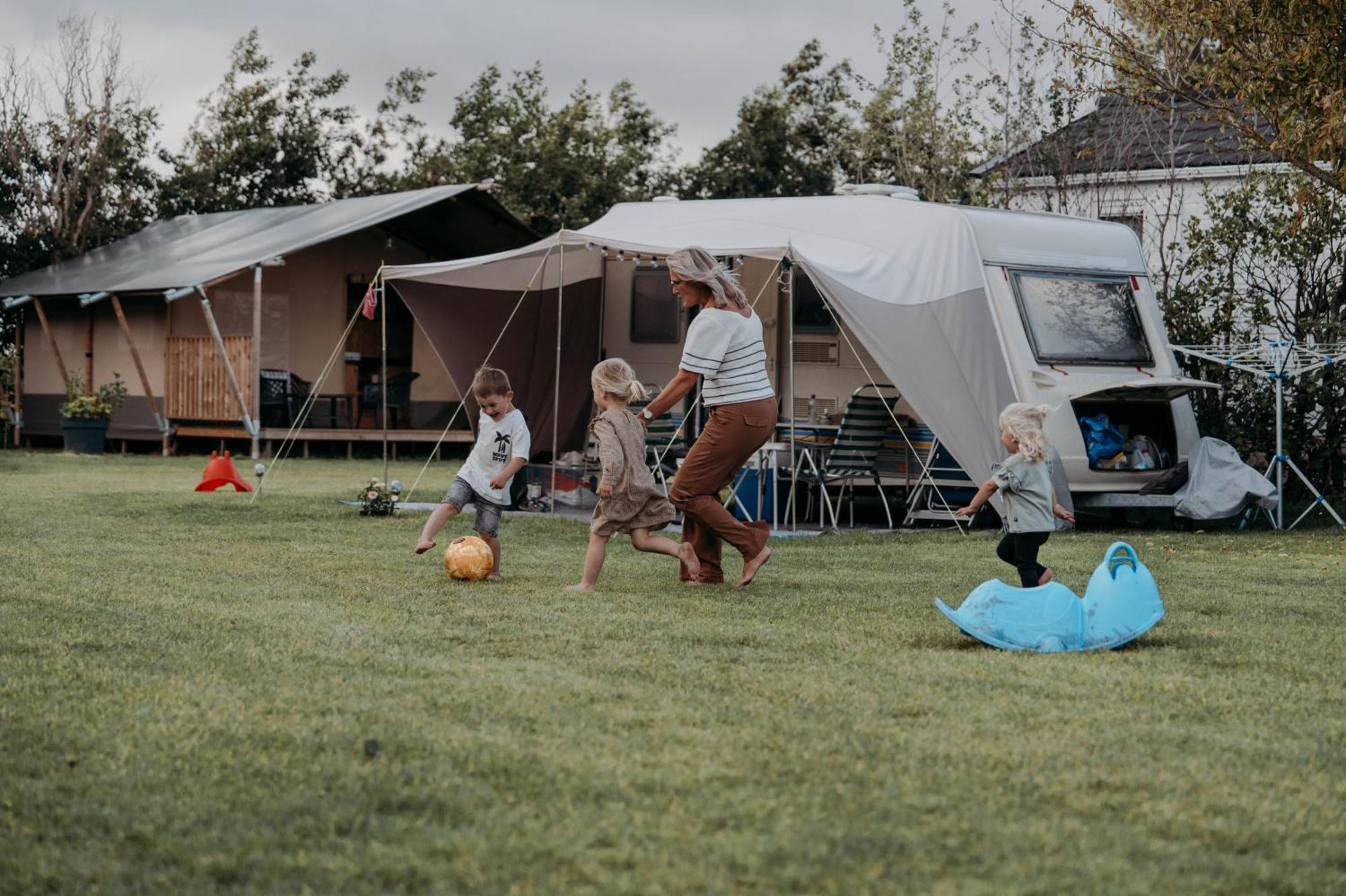 Camping De Tulpenweide Lege Kampeerplaats, Lege Plaats Op Het Gras Zonder Bed Breezand Luaran gambar