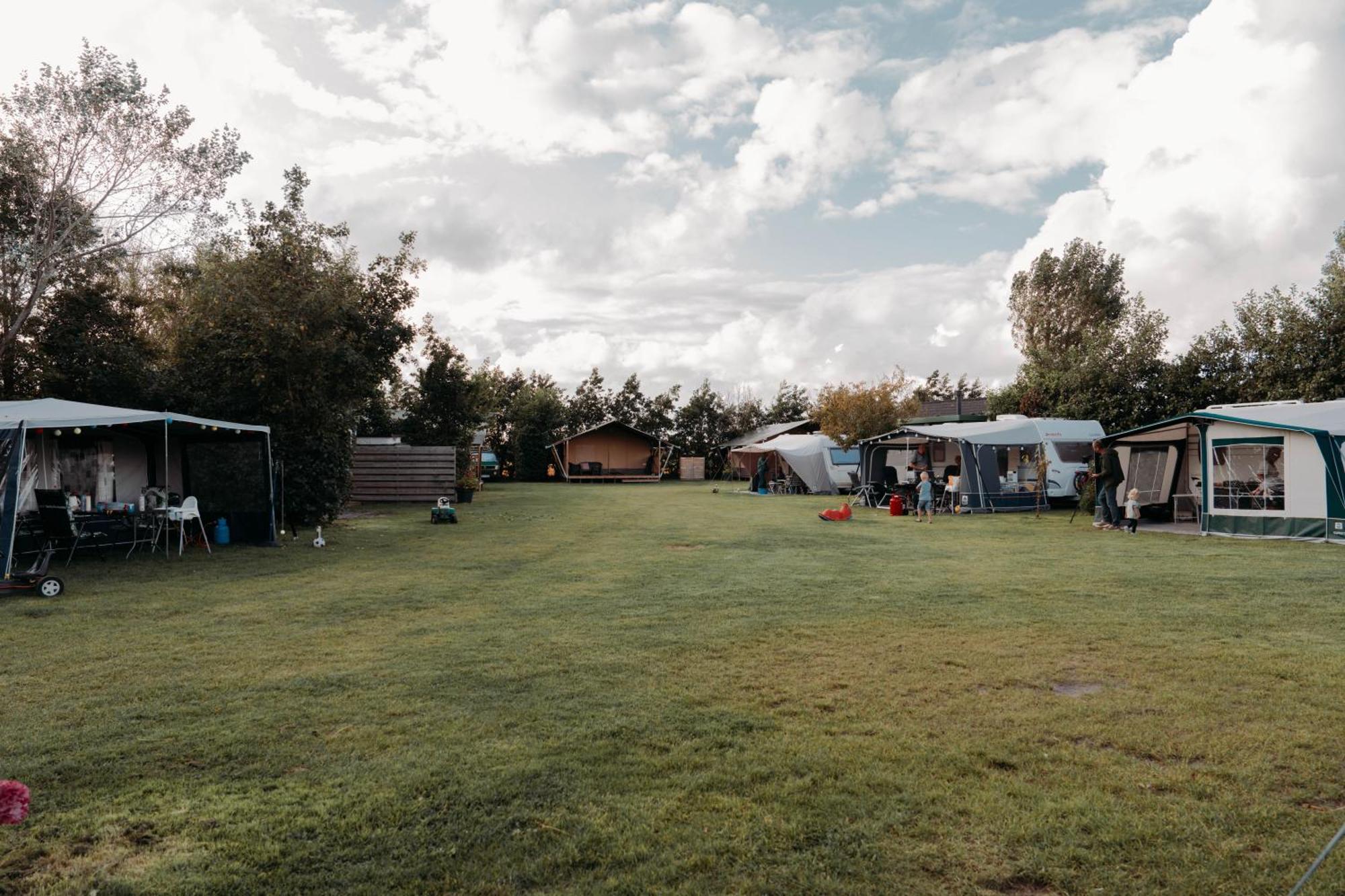 Camping De Tulpenweide Lege Kampeerplaats, Lege Plaats Op Het Gras Zonder Bed Breezand Luaran gambar