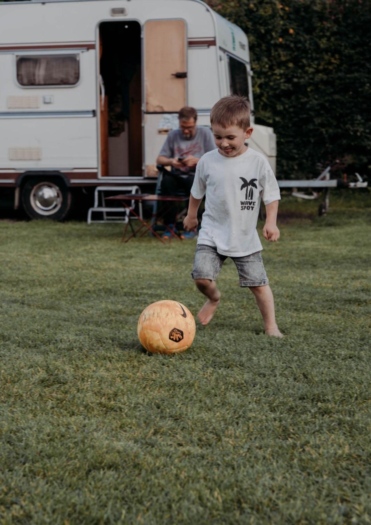 Camping De Tulpenweide Lege Kampeerplaats, Lege Plaats Op Het Gras Zonder Bed Breezand Luaran gambar