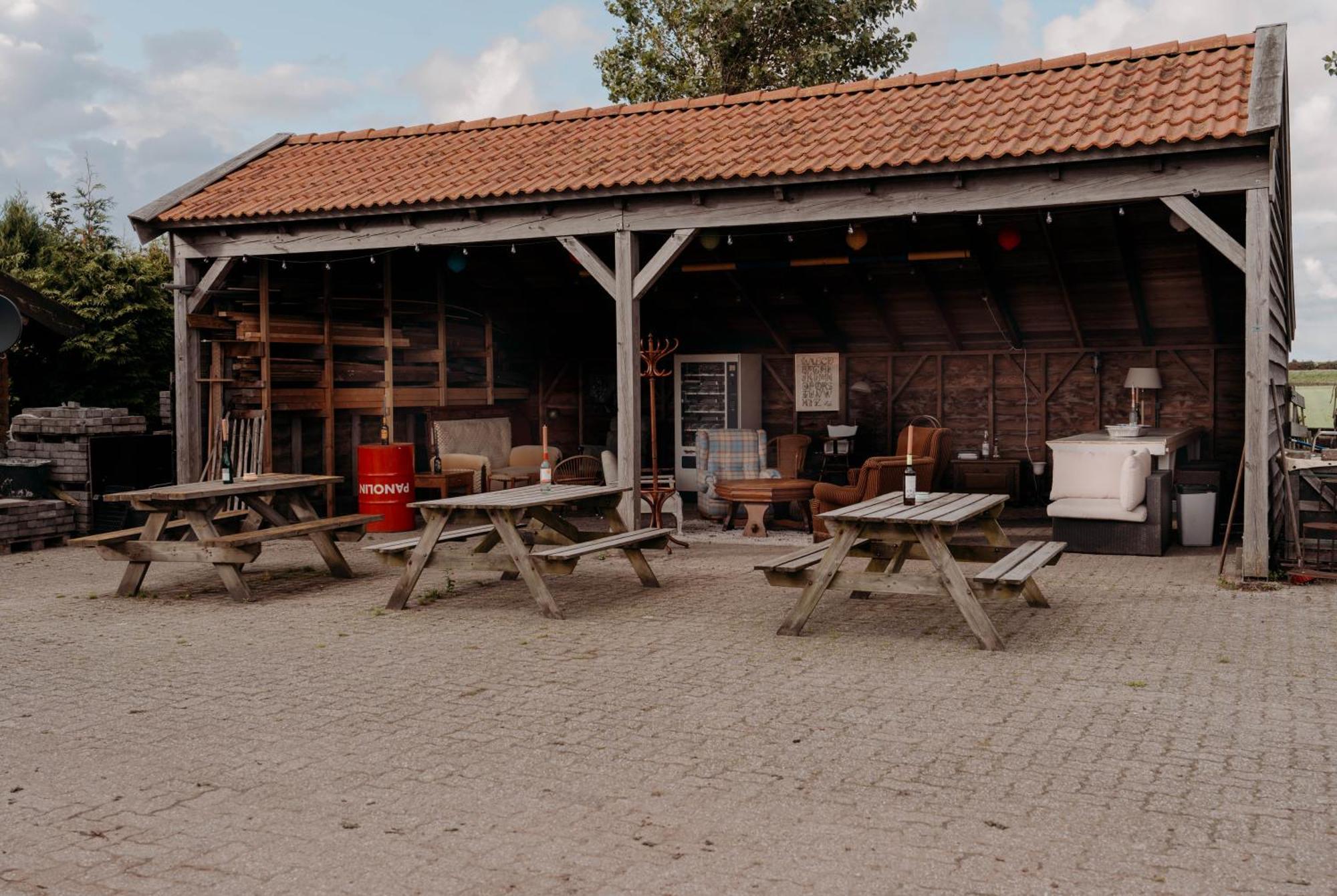 Camping De Tulpenweide Lege Kampeerplaats, Lege Plaats Op Het Gras Zonder Bed Breezand Luaran gambar