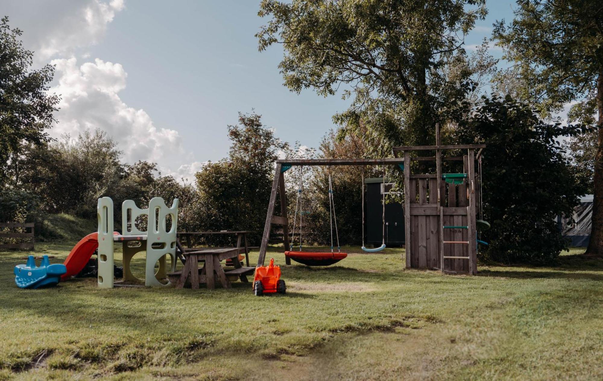 Camping De Tulpenweide Lege Kampeerplaats, Lege Plaats Op Het Gras Zonder Bed Breezand Luaran gambar