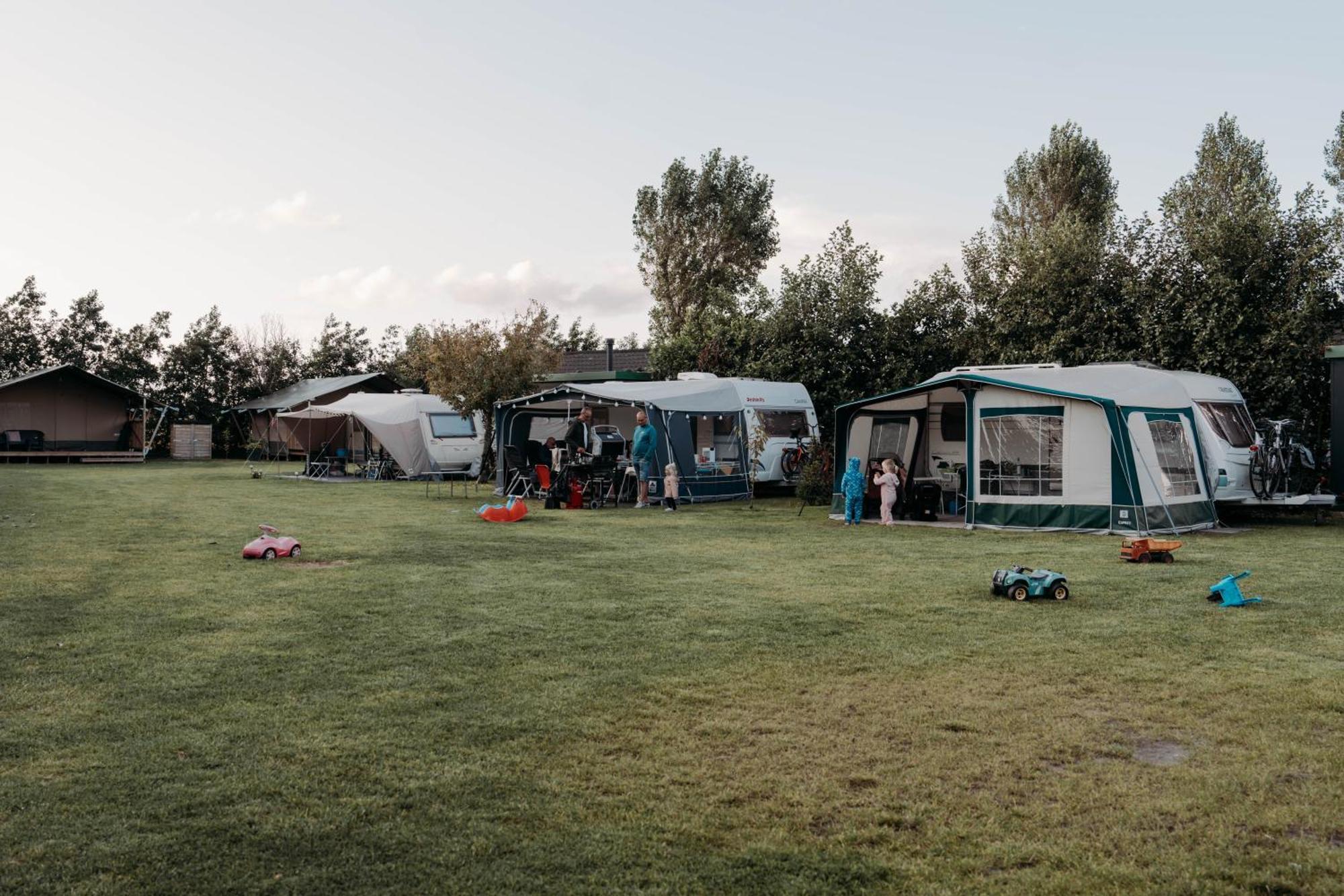 Camping De Tulpenweide Lege Kampeerplaats, Lege Plaats Op Het Gras Zonder Bed Breezand Luaran gambar
