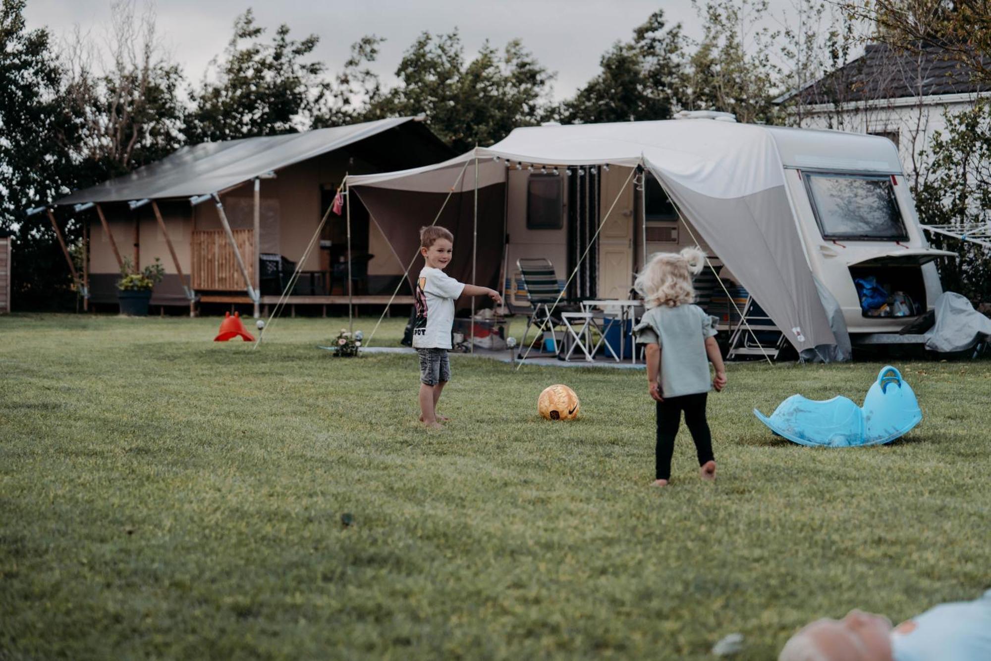 Camping De Tulpenweide Lege Kampeerplaats, Lege Plaats Op Het Gras Zonder Bed Breezand Luaran gambar