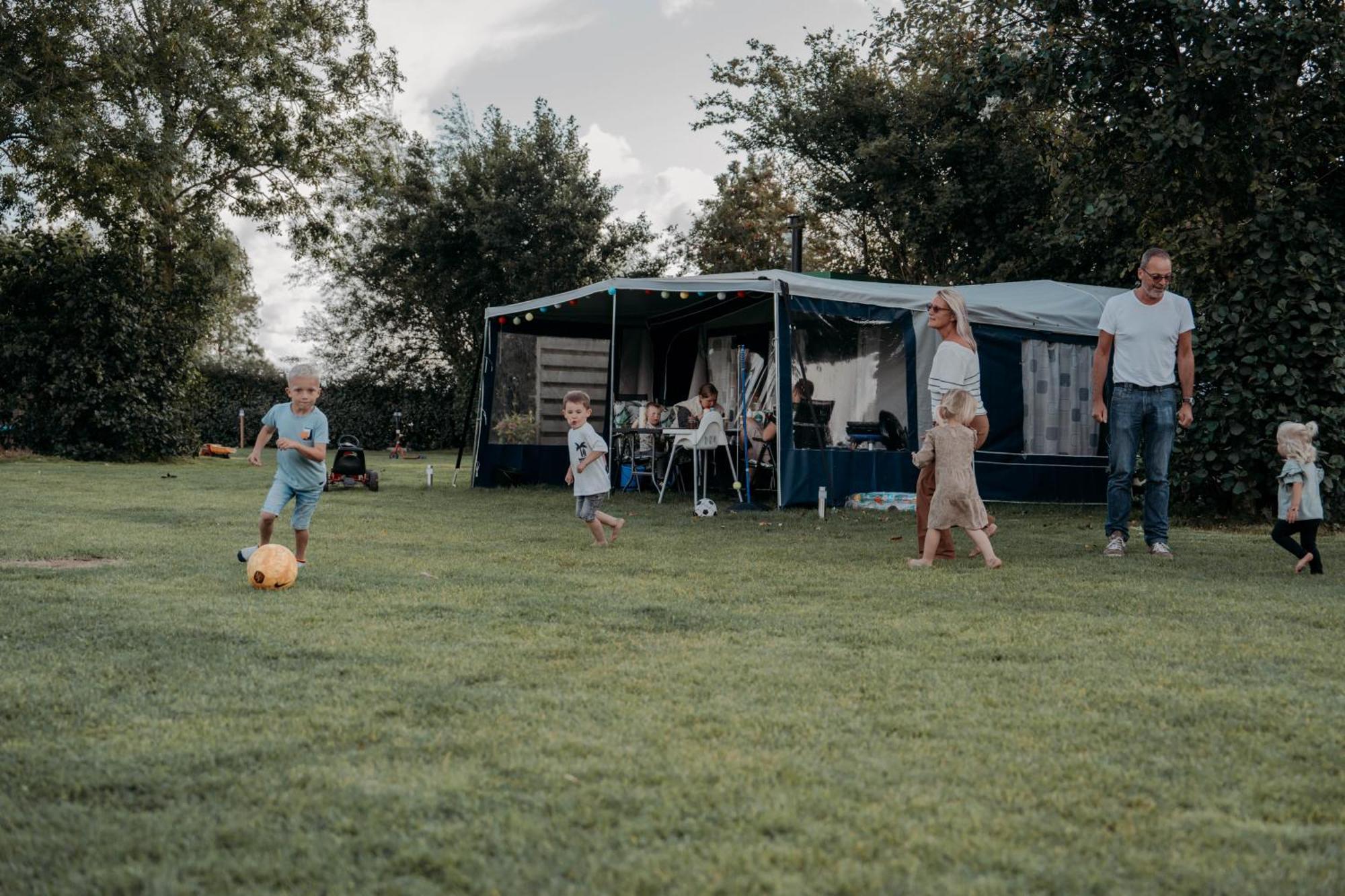 Camping De Tulpenweide Lege Kampeerplaats, Lege Plaats Op Het Gras Zonder Bed Breezand Luaran gambar