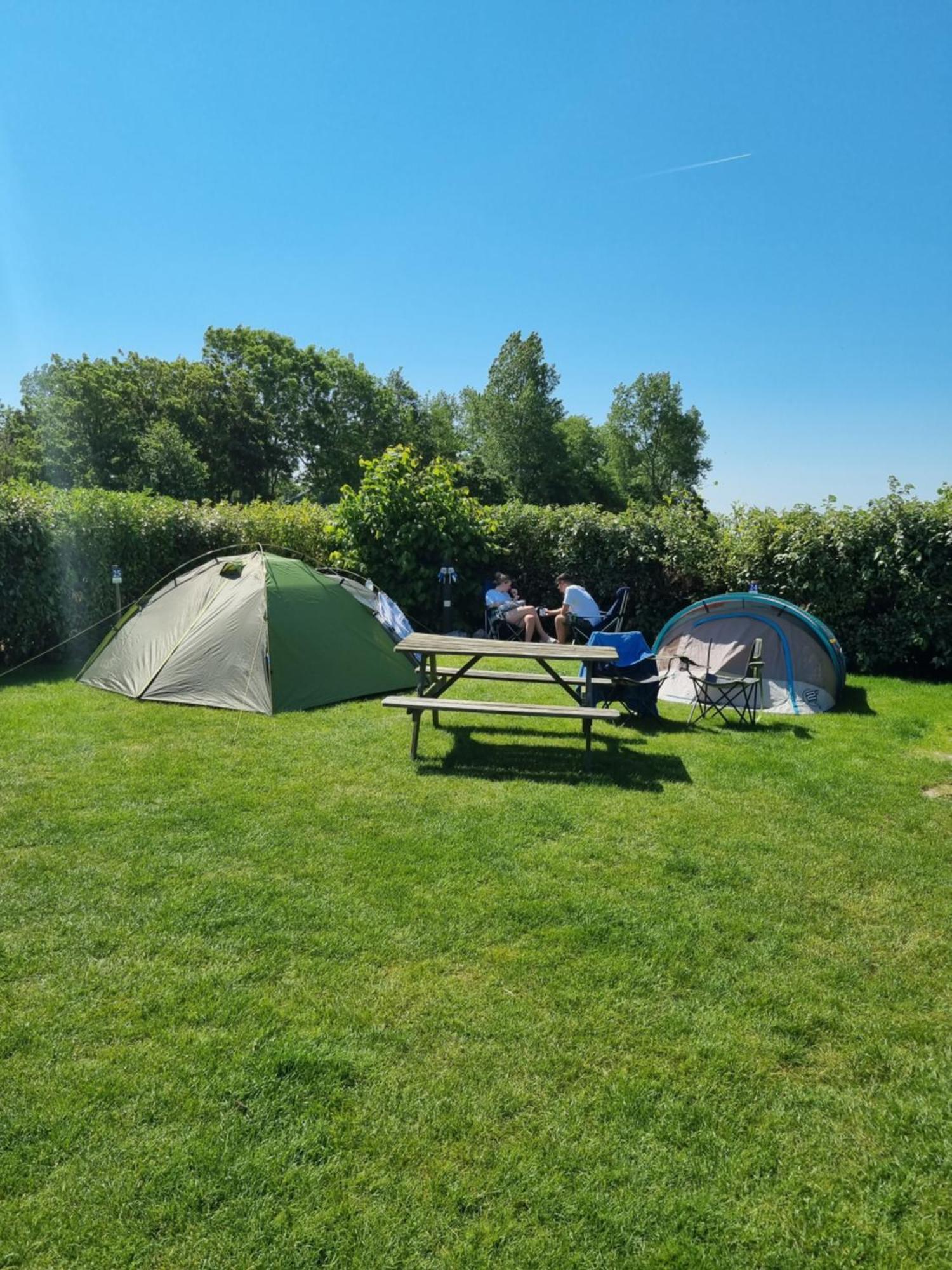 Camping De Tulpenweide Lege Kampeerplaats, Lege Plaats Op Het Gras Zonder Bed Breezand Luaran gambar
