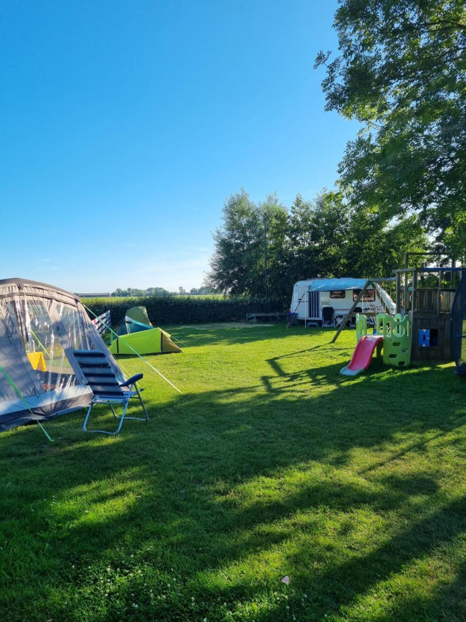 Camping De Tulpenweide Lege Kampeerplaats, Lege Plaats Op Het Gras Zonder Bed Breezand Bilik gambar
