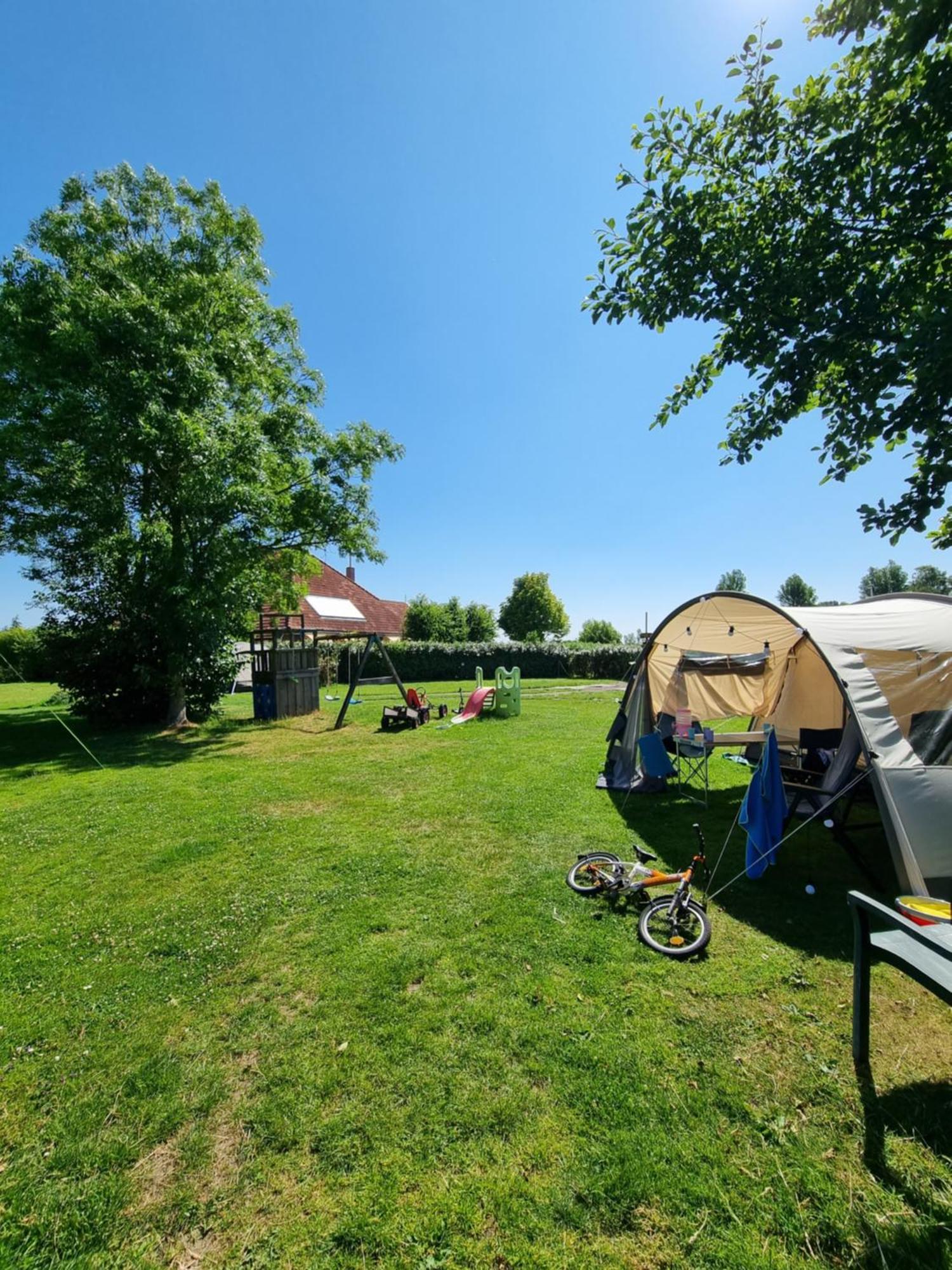 Camping De Tulpenweide Lege Kampeerplaats, Lege Plaats Op Het Gras Zonder Bed Breezand Bilik gambar
