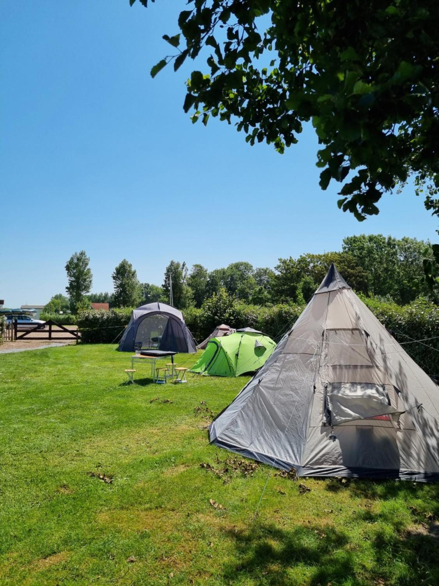 Camping De Tulpenweide Lege Kampeerplaats, Lege Plaats Op Het Gras Zonder Bed Breezand Bilik gambar