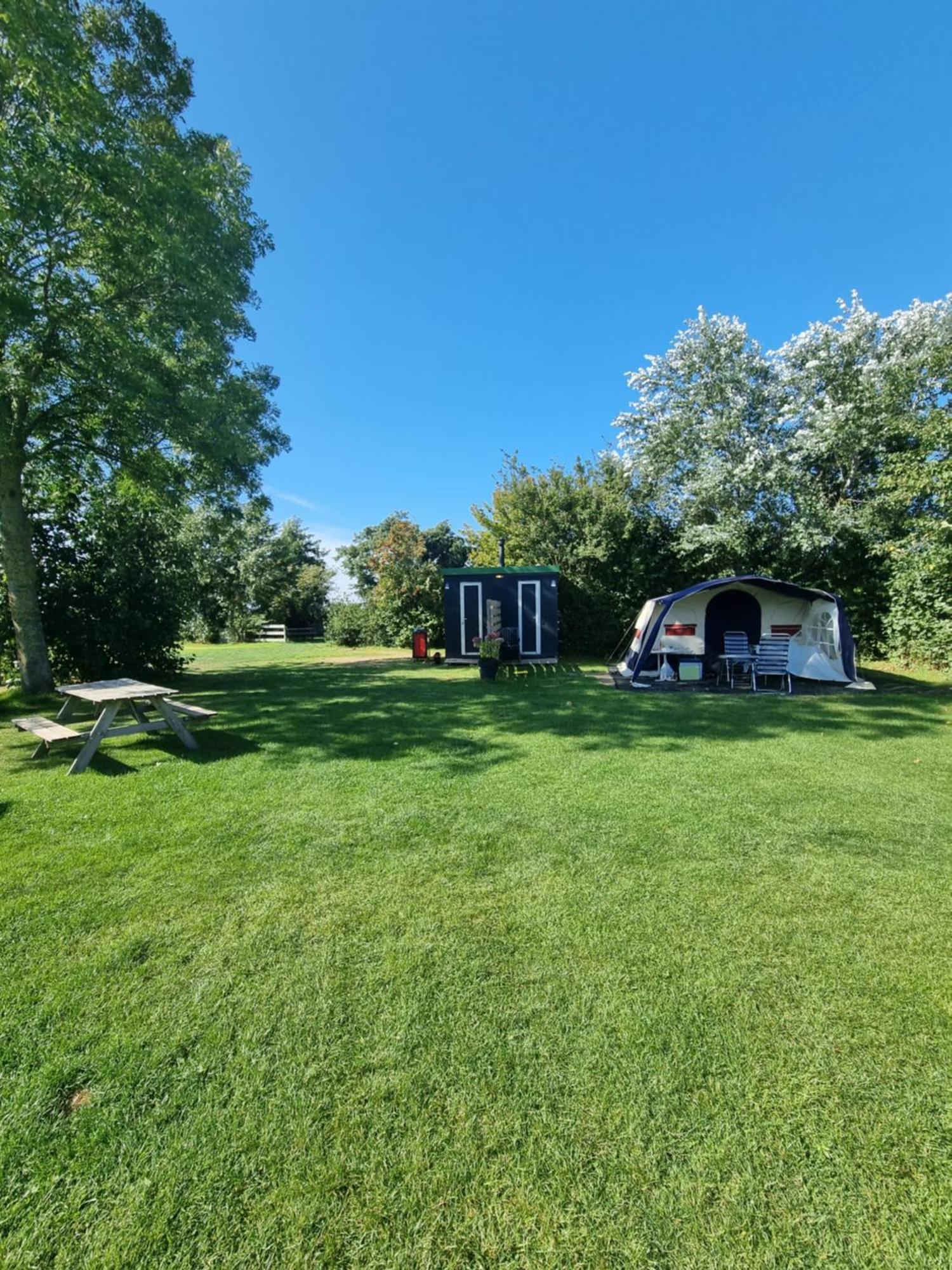 Camping De Tulpenweide Lege Kampeerplaats, Lege Plaats Op Het Gras Zonder Bed Breezand Bilik gambar