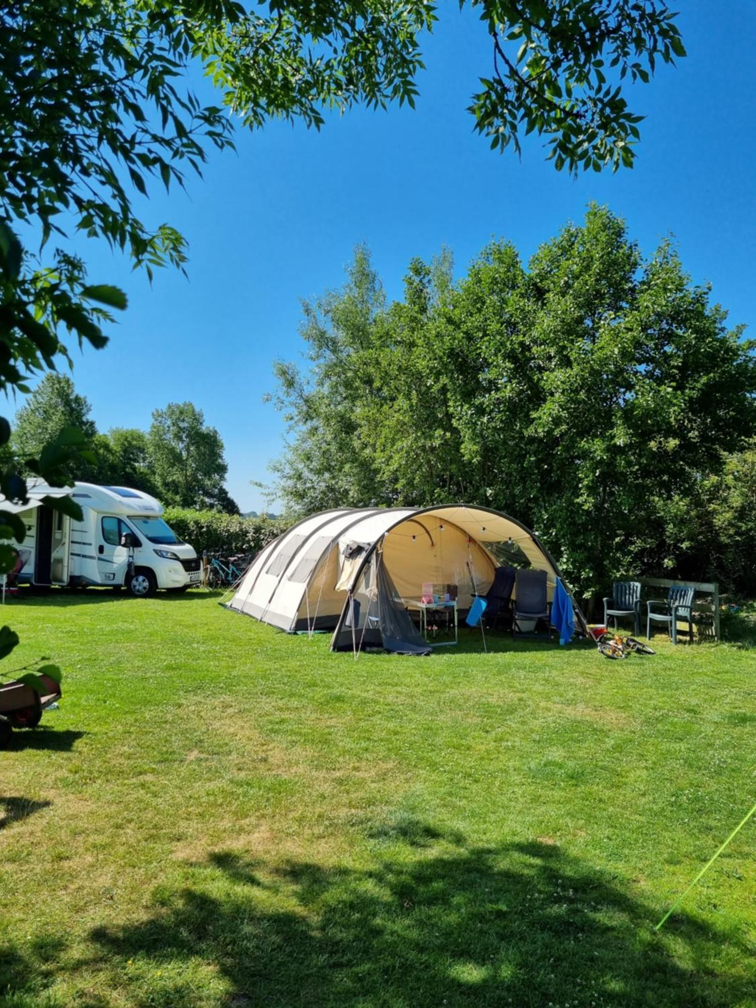 Camping De Tulpenweide Lege Kampeerplaats, Lege Plaats Op Het Gras Zonder Bed Breezand Bilik gambar