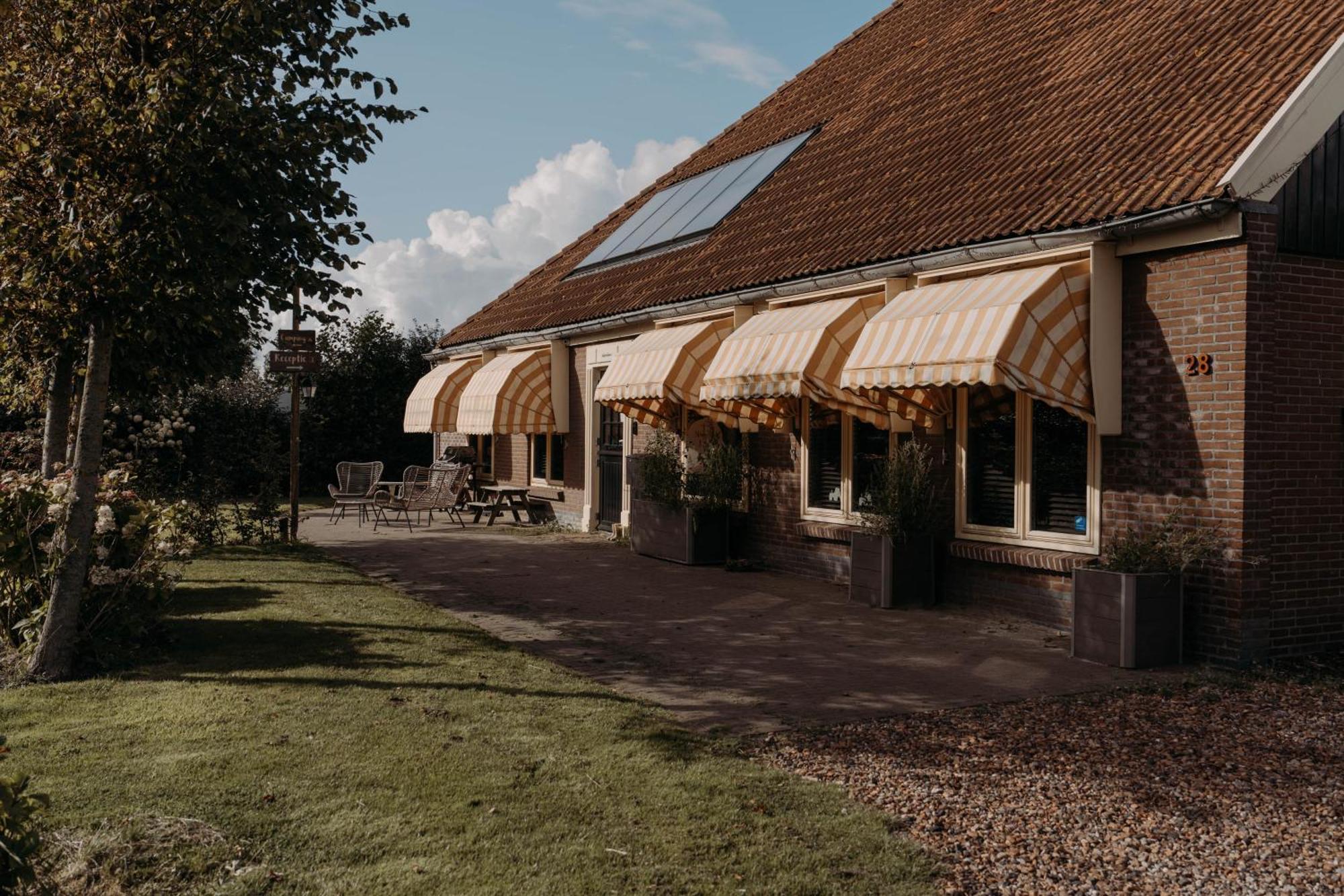 Camping De Tulpenweide Lege Kampeerplaats, Lege Plaats Op Het Gras Zonder Bed Breezand Luaran gambar